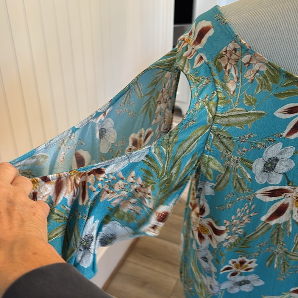 Karen Kane floral Blue and White Blouse with cold shoulder butterfly sleeves - Picture 3 of 10